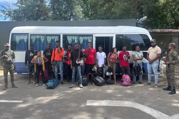 Detienen autobús con 24 haitianos indocumentados en San Juan de la Maguana