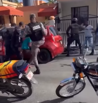 Es viejo video en el que se ve agentes golpeando ciudadanos