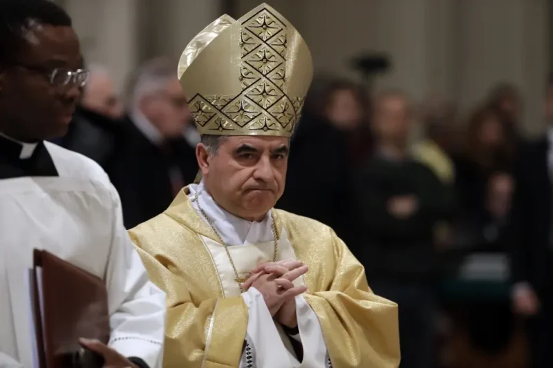 ¿Quién es el cardenal Becciu y por qué no participará en el cónclave para elegir al nuevo papa?