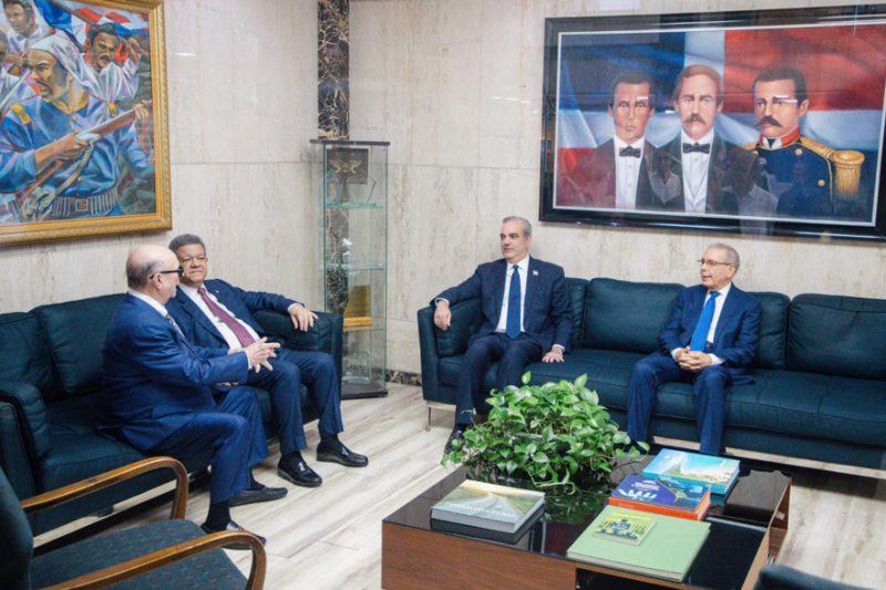 Encuentro entre Abinader y expresidentes fortalece posición de RD ante crisis haitiana