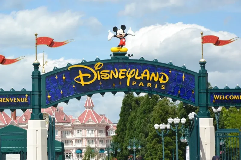 Detenido por simular boda con niña de 9 años en Disneyland París