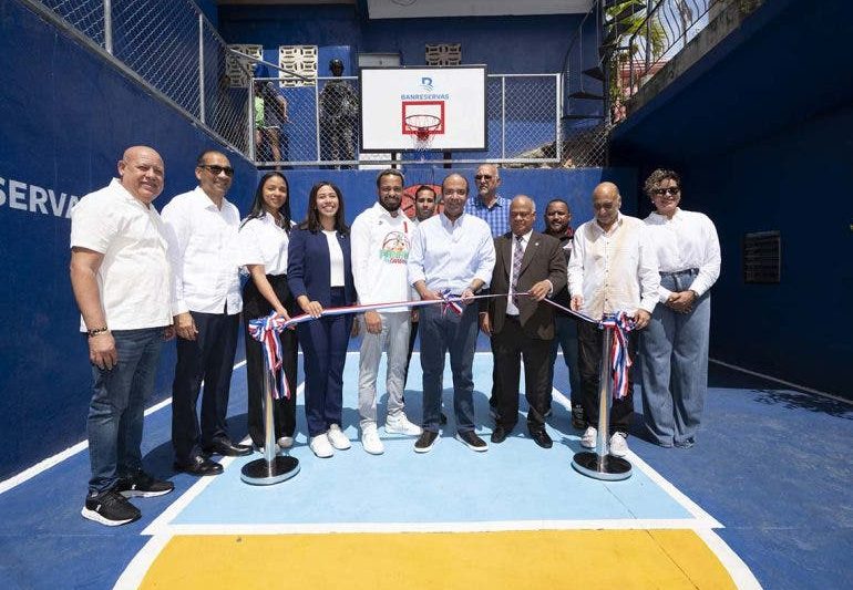 Juega RD le arregla su cancha de baloncesto a Villas Agrícolas
