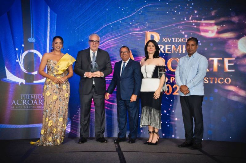 Acroarte reconoce a Fernando Hasbún con el Premio al Mérito Periodístico Ensegundos República Dominicana