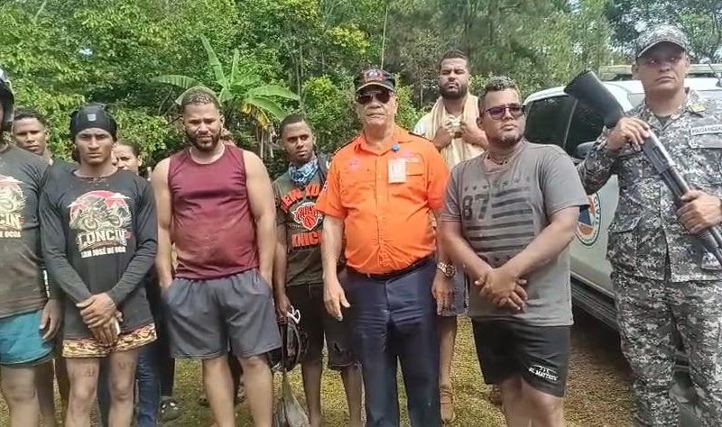 12 jóvenes quedan atrapados por lluvias en presa Sabaneta, San Juan
