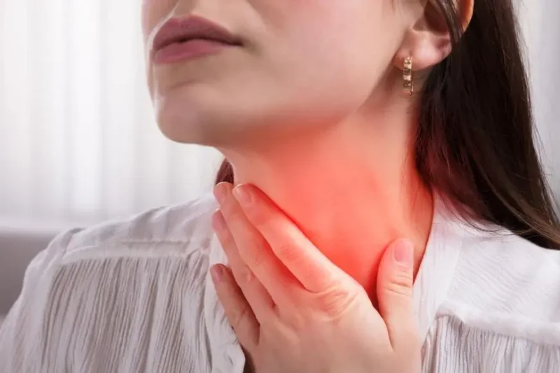 Nueva variante de COVID causa dolor de garganta como ‘cuchillas’