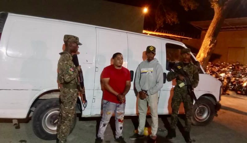 Apresan conductor llevaba a 14 haitianos indocumentados; lo envían a la justicia en Mao