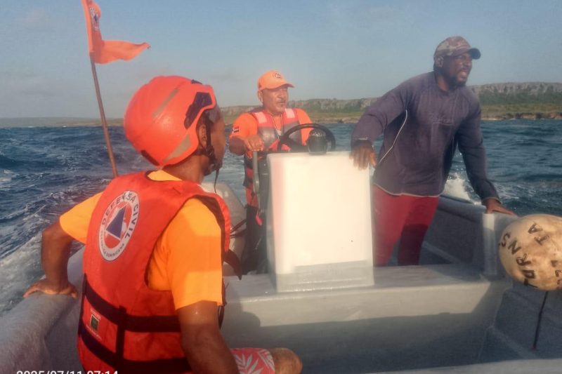 Más de 30 desaparecidos y 17 rescatados tras zozobrar yola en playa Juanillo, La Altagracia