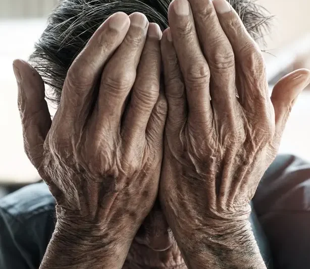 Informe revela problemas graves en asilos de ancianos en NYC: ¿Qué pasa con nuestros mayores?