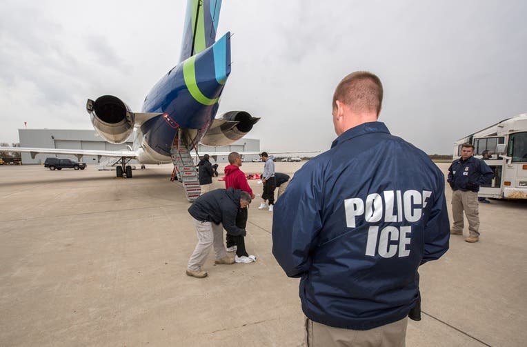 Sugerencia de Donald Trump deportar ciudadanos USA