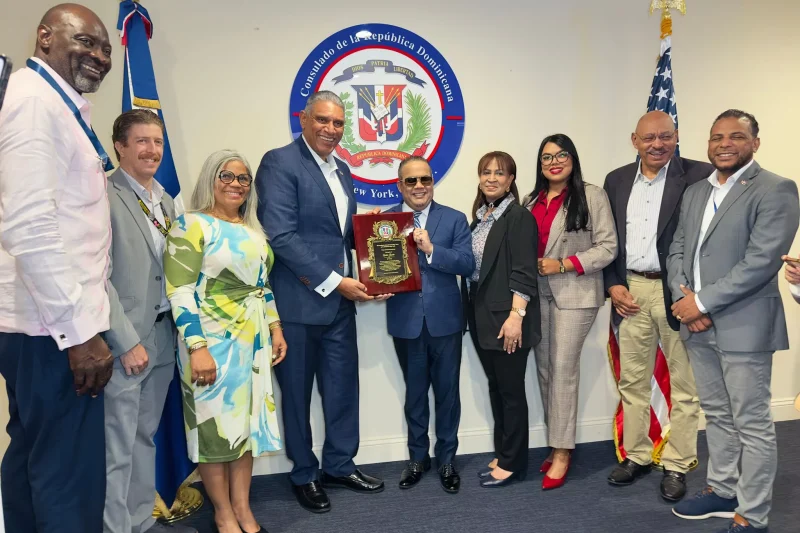Héctor Acosta “El Torito” recibe la máxima distinción en el Consulado Dominicano de Nueva York