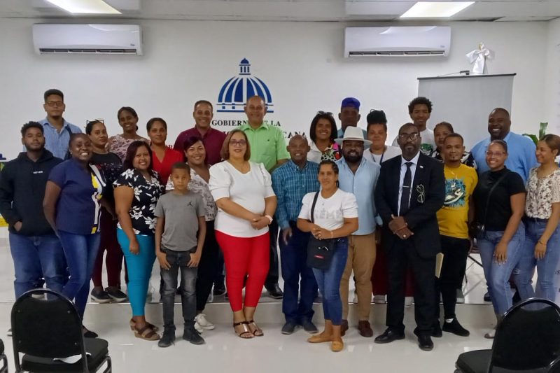 EL CATEDRÁTICO HENRY VALDEZ IMPARTE CHARLA SOBRE COMERCIO ELECTRÓNICO EN LA PROVINCIA PEDERNALES