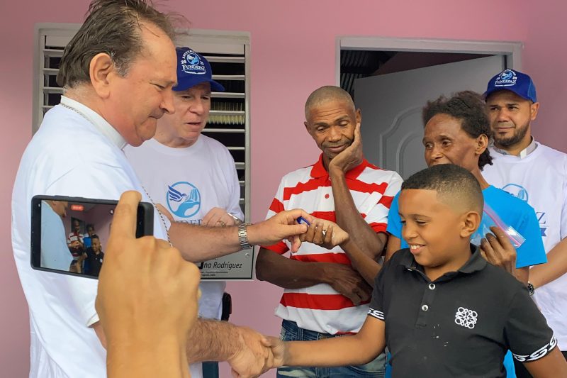 Fundación de Nueva York entrega viviendas a familias de escasos recursos en San Juan
