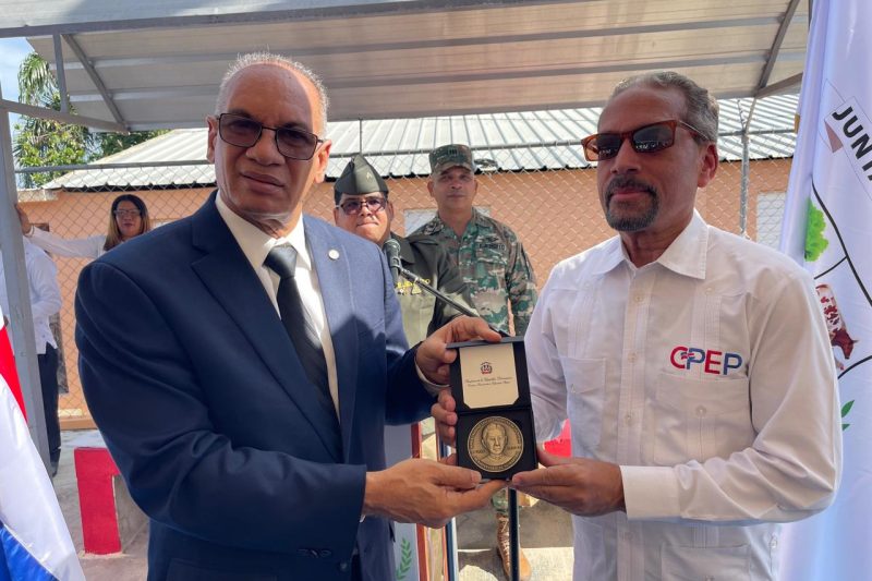 Dr. Manuel Ramírez Suzaña recibe Medalla “María Trinidad Sánchez”