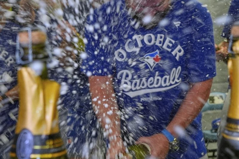 Tatis Jr. la saca; Los Azulejos aseguran playoffs