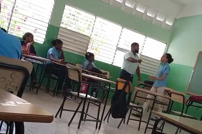 Causa indignación comportamiento agresivo de estudiante