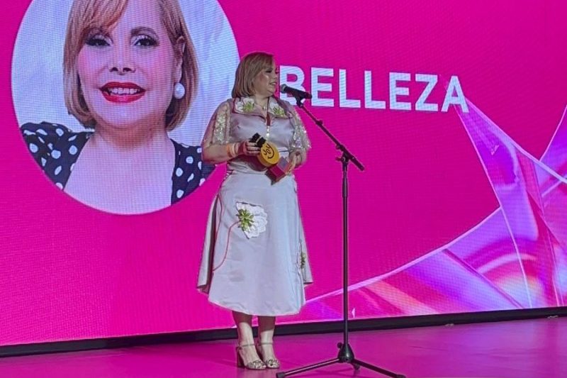 Mujer que Brilla! Rommy Grullón galardonada por la revista Shine por su legado transformador en belleza, educación y empoderamiento