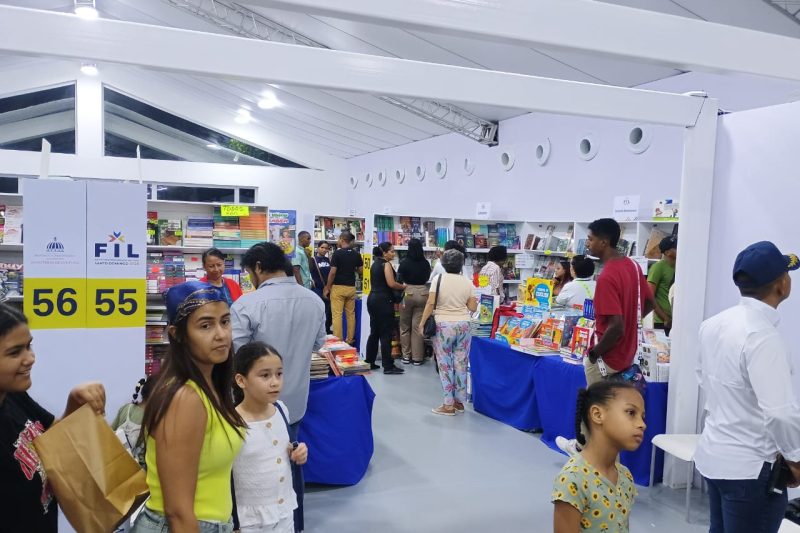 Población se anima a visitar pabellón de librerías en la FILSD