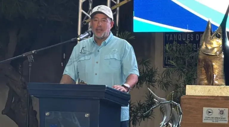 Miguel Hernández libera primera pieza en torneo de pesca