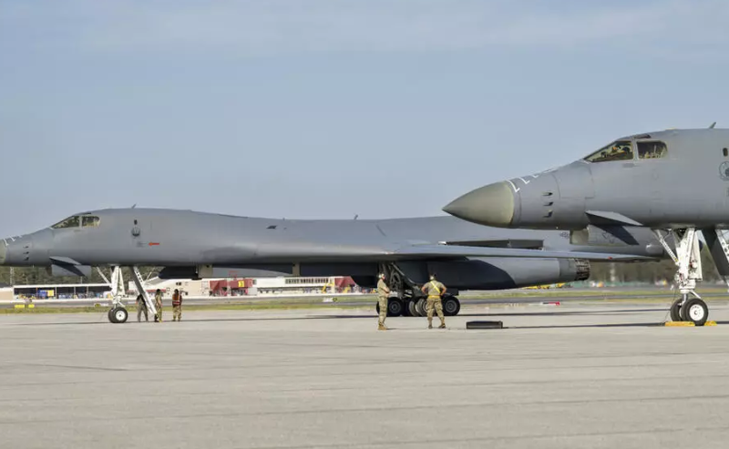 Bombarderos estadounidenses B-1B sobrevuelan costa venezolana