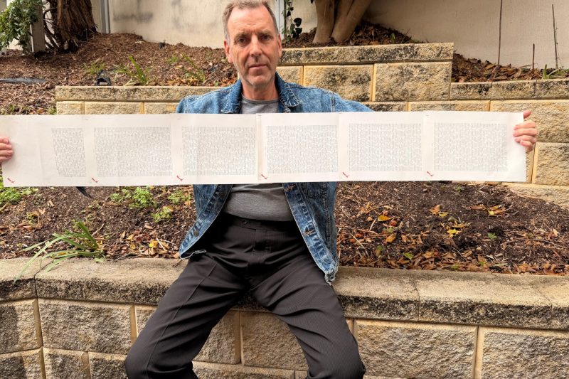 Australiano obtiene récord por tener el nombre más largo del mundo con 2,253 palabras