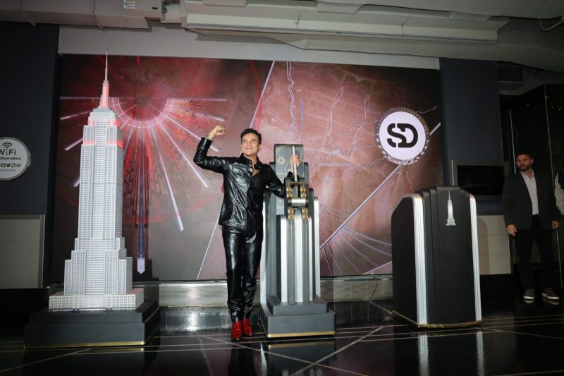 El Empire State Building en NY se ilumina de rojo en honor a Silvestre Dangond