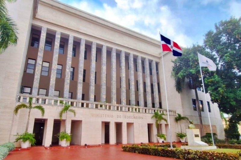 Ministerio de Educación llama a reanudar la docencia en provincias en alerta verde y amarilla