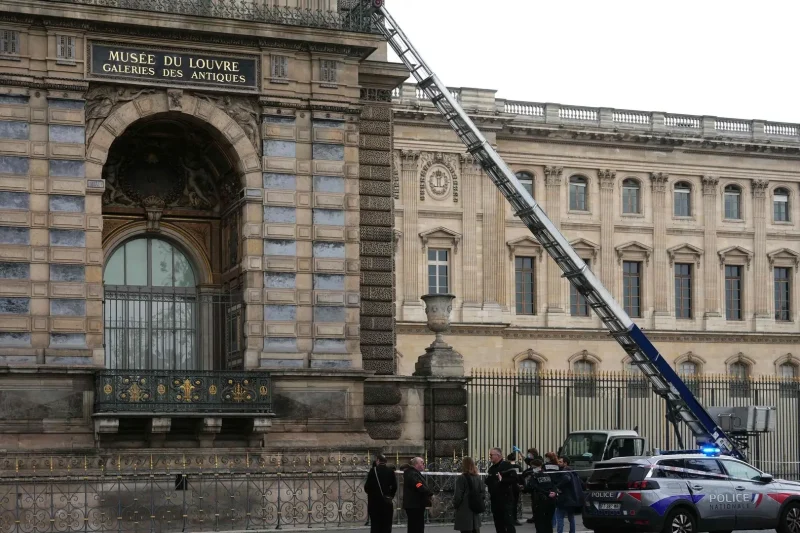 cuatro prófugos tras llevarse ocho piezas de la corona francesa