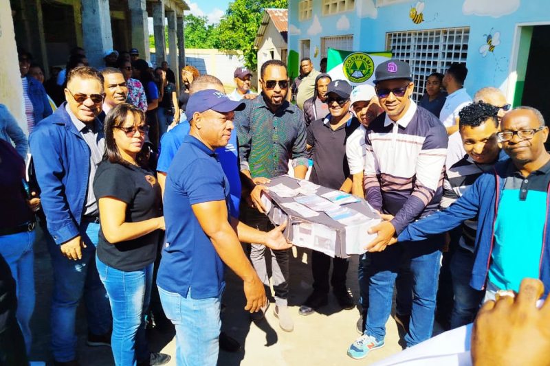 ADP escenifica “velorio” para denunciar abandono de ampliación de escuela en San Juan