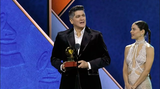 Eddy Herrera gana Grammy por “Novato Apostador” Ensegundos República Dominicana
