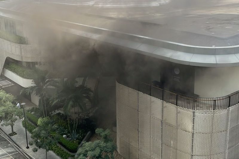Reportan incendio en plaza Paseo del Prado, en Naco
