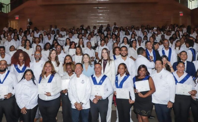 Desarrollo Social Supérate gradúa 300 estudiantes del Centro de Superación Gastronómica de Boca Chica
