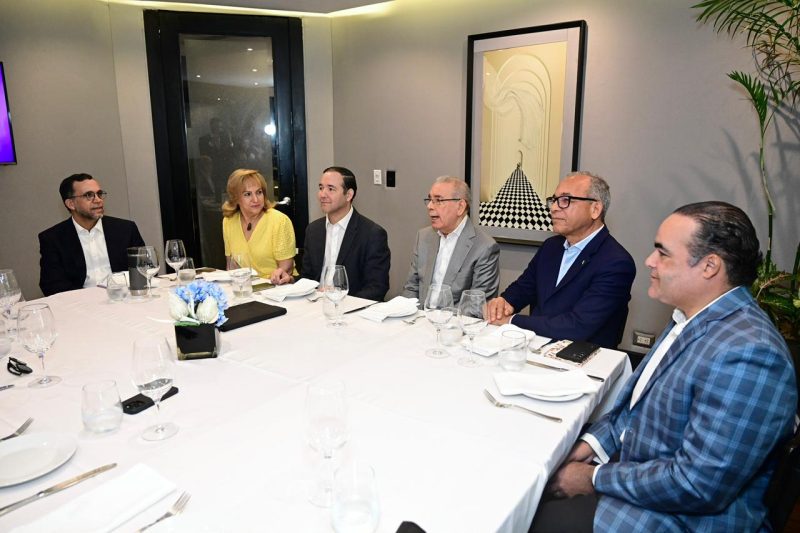 Danilo Medina sostiene encuentro con aspirantes presidenciales PLD