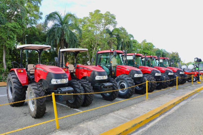 Gobierno entrega maquinaria agrícola para modernizar el campo y reducir mano de obra extranjera