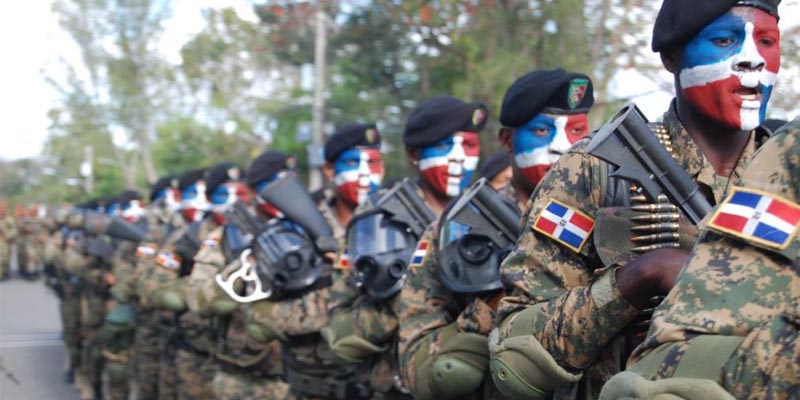 Militares podrán usar gratis el Metro y el Teleférico desde enero, anuncia el ministro de Defensa