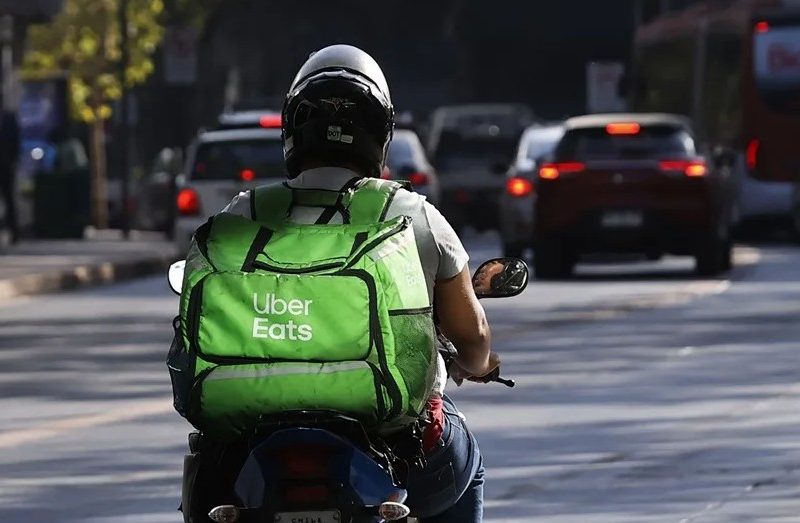 Uber Eats informa que dejará de colaborar con repartidores autónomos
