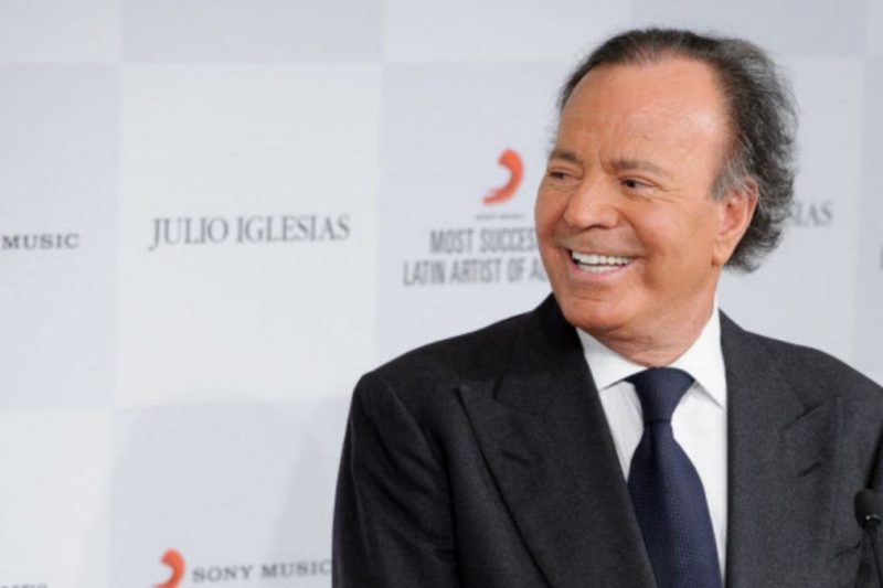 Julio Iglesias prepara su defensa ante denuncias de abusos sexuales, según revista Hola Ensegundos República Dominicana