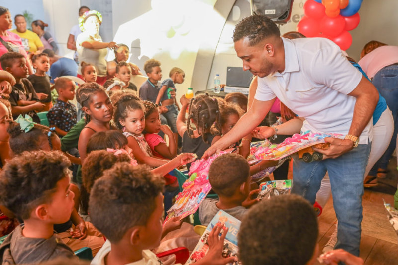 Regidor de Los Alcarrizos entrega juguetes y motiva a niños a apostar por el estudio y la disciplina