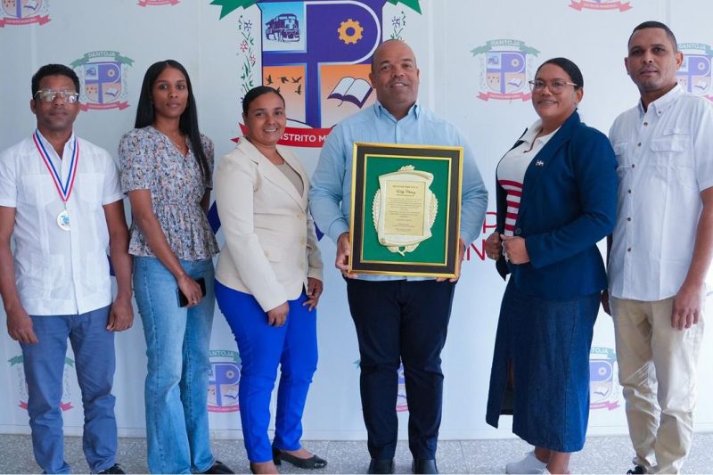 Consejo de Regidores de Pantoja reconoce al director regional 15 de Educación, Eddy Chávez Placencio