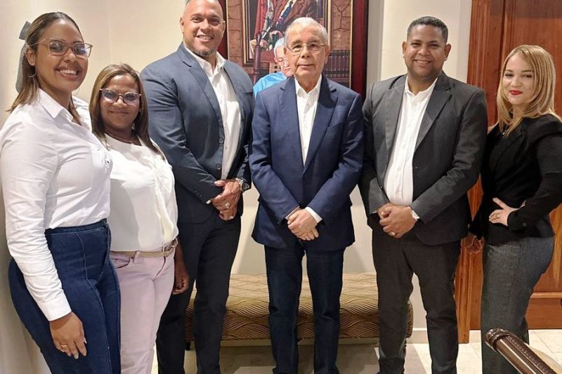 Danilo juramenta en el PLD a un grupo de abogados de La Vega 