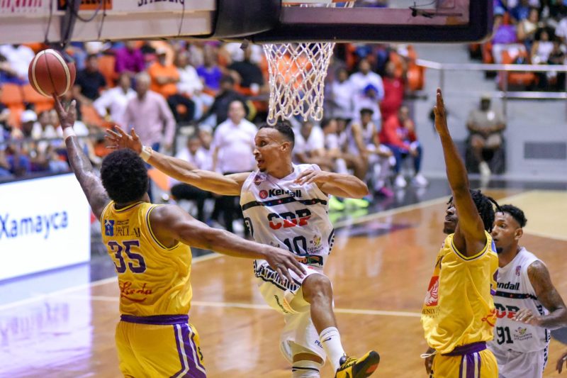 Club Domingo Paulino vence al Club Gregorio Urbano Gilbert en Torneo de Baloncesto Superior de Santiago