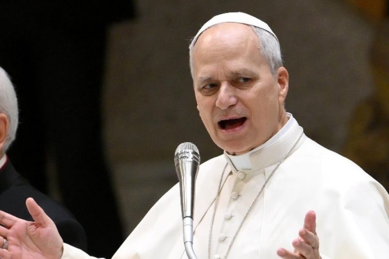 Papa critica gastos en la guerra y pide priorizar la vida y la salud