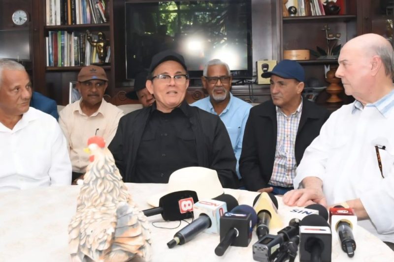 Hipólito Mejía apoya las demandas de los profesionales agropecuarios