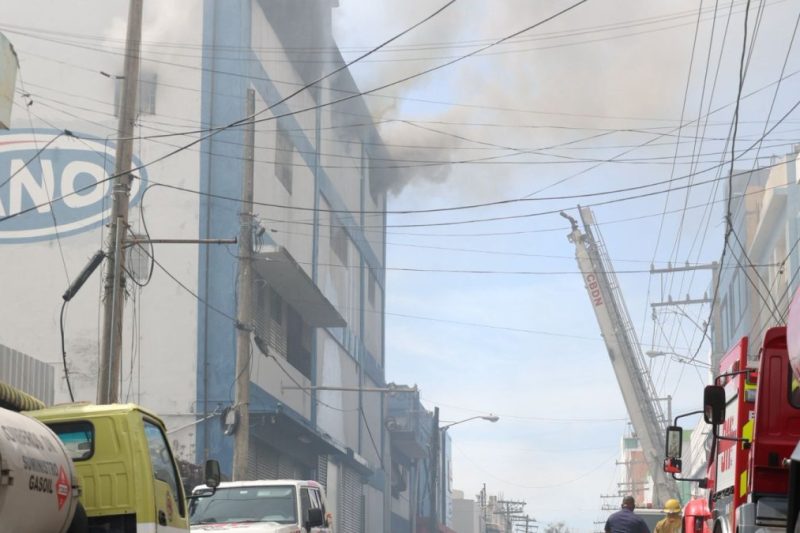 Fotos muestran cómo un incendio consume tienda Garrido en la avenida Duarte