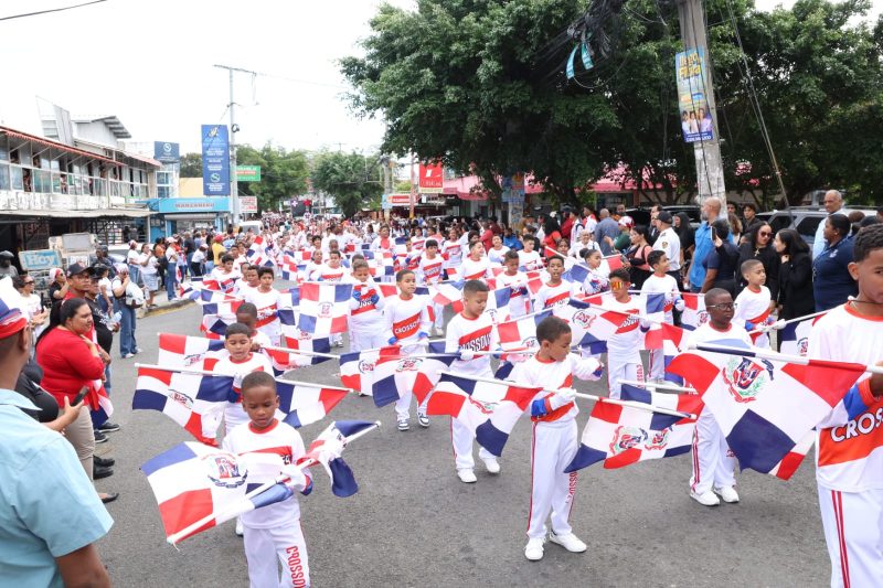 Colegio Crossover realiza vigésima tercera parada patriótica en honor a Ramón Matías Mella