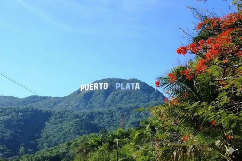 Un letrero tipo Hollywood en la Loma Isabel de Torres Ensegundos República Dominicana