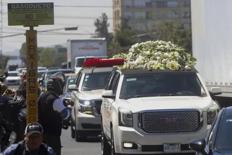 con honores y fuerte despliegue militar