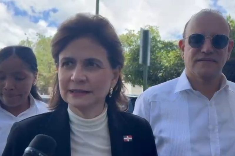 Yeni Berenice Reynoso recibe muestra de solidaridad por la muerte de su padre