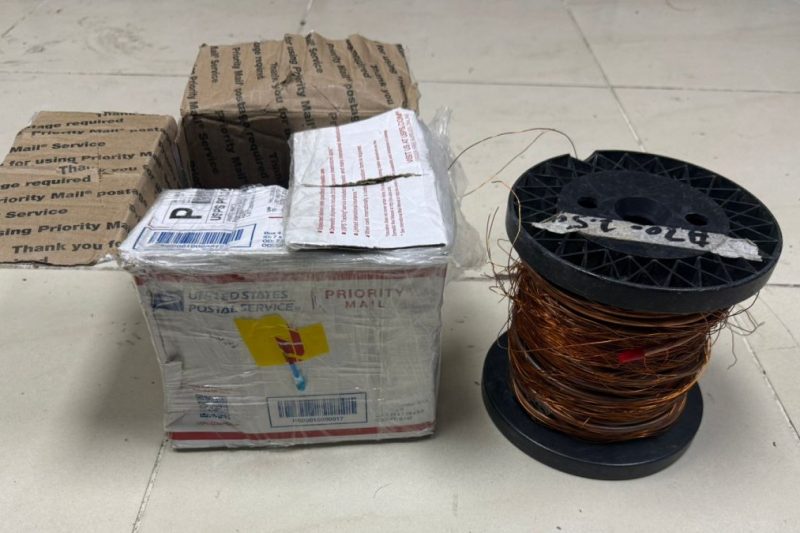 Lo que parecía un rollo de alambre escondía un líquido presumiblemente cocaína