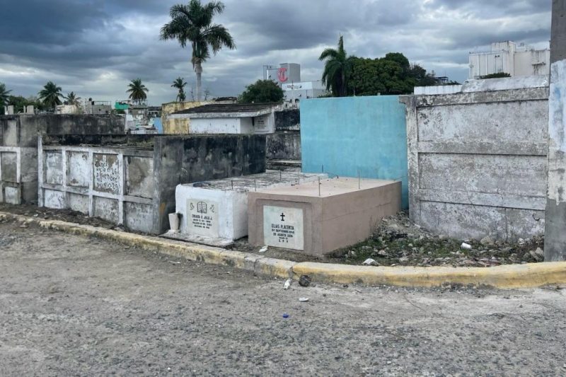Desalojan a personas en panteones en el cementerio El Tamarindo, en SPM