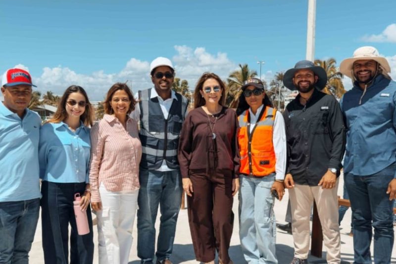 Carolina Mejía supervisa cancha fútbol en Malecón